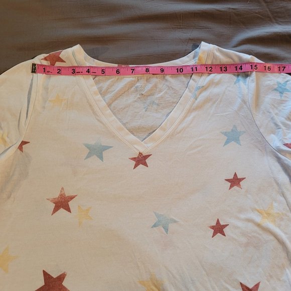 Large Ricki's Hi-Lo Star Patterned V-Neck Shirt - Picture 6 of 8